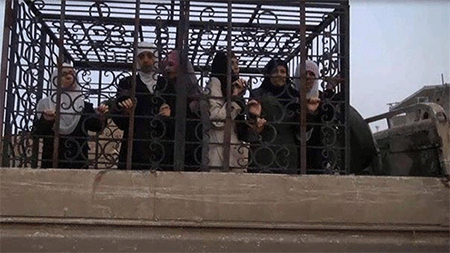 mujeres enjauladas por terroristas Grupo terrorista utiliza a civiles enjaulados como “escudos humanos”